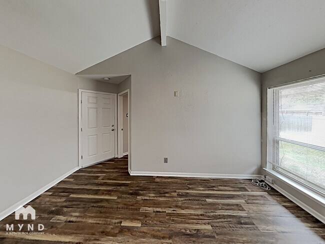 Building Photo - 939 N Pleasant Woods Dr