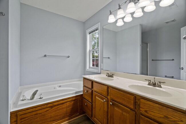 Foto del edificio - 5909 Kelsey Dr