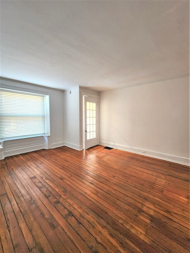 Livingroom - 830 N Beechwood St