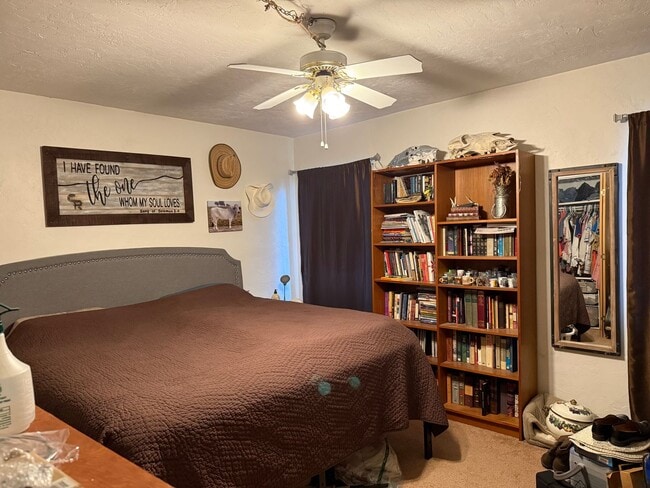 Building Photo - Spacious 876 SF Unit - 1 bd / 1 ba near UF...
