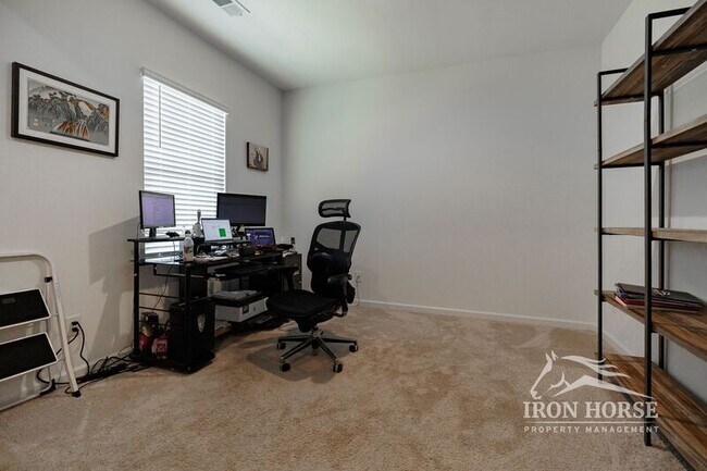 Foto del edificio - 388 McCall Way