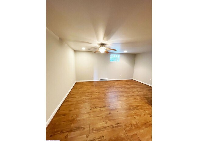 Foto del edificio - 566 Lowell Ave