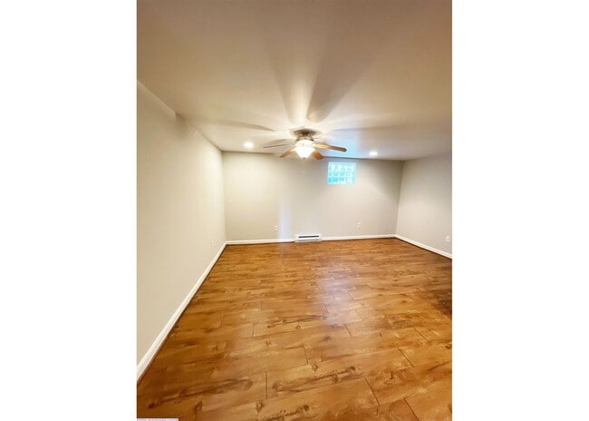 Building Photo - 566 Lowell Ave