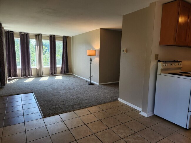 Foto del edificio - Spacious Lower Level Apartment Ready For R...