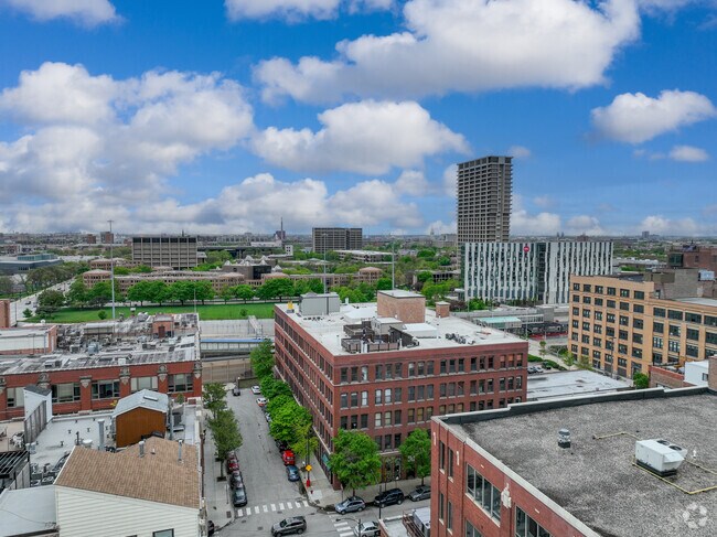 Contexto - 845 Van Buren St