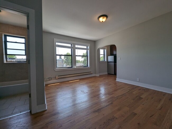 Building Photo - 4614 N Paulina St
