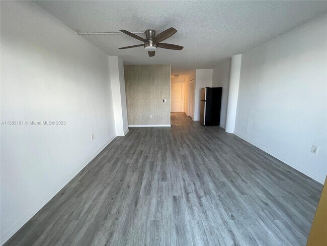 Foto del edificio - 7904 West Dr