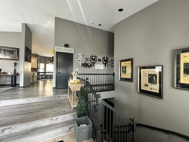 Foto del edificio - Stunning 6 Bedrooms & 3 Bathrooms with Gre...