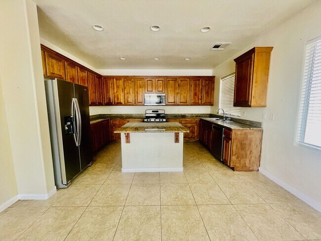 Building Photo - Newly Renovated 5 bd, 3 bth, Loft, w/ down...