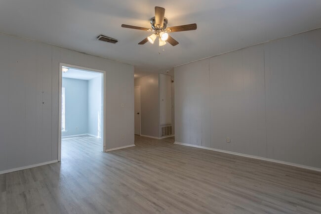 Building Photo - 497 Joyce St