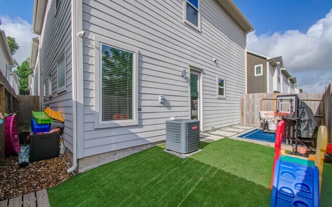 Foto del edificio - 1221 W Tidwell Rd