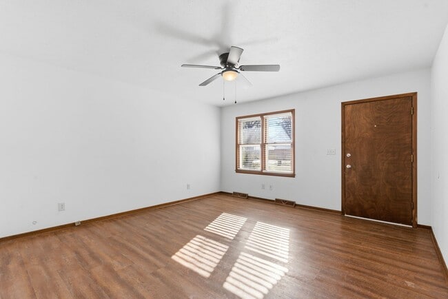 Building Photo - 3 Bedroom | 2 Bathroom | 2 Car Garage | Springfield MO | Fenced Back Yard!