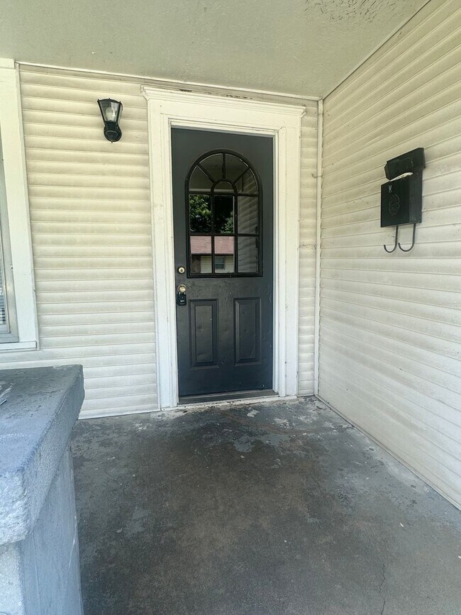 Building Photo - Inviting 2-Bedroom Home with Spacious Back...