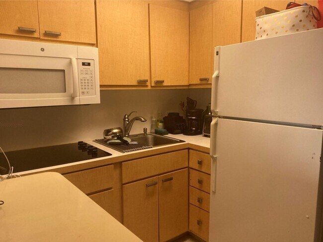 Foto del edificio - 7904 West Dr