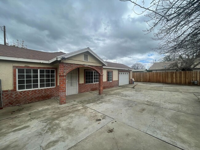 Building Photo - Spacious 5-Bedroom Family Home with Modern...