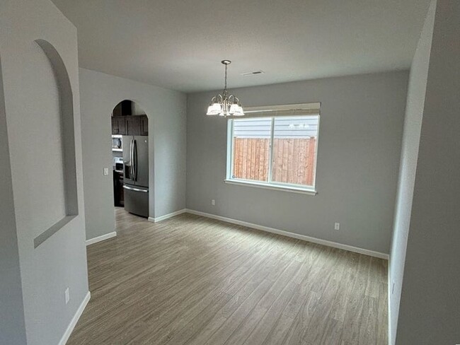 Building Photo - 4 bedroom 2.5 bathroom home in the heart o...