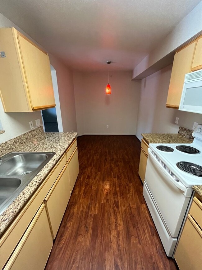 Building Photo - J2049