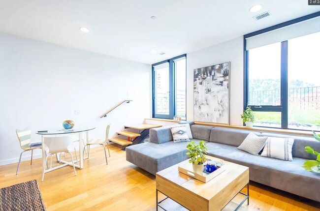 Foto del edificio - " Coming Soon " Top Floor 1 bed  + 1 bath Condo in DC // Fantastic Views