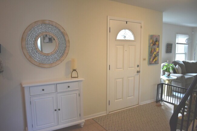 Foto del edificio - 214 E Lakeside Dr