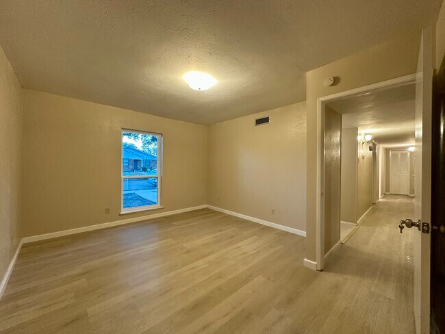 Foto del edificio - 3101 Silverdale Ln