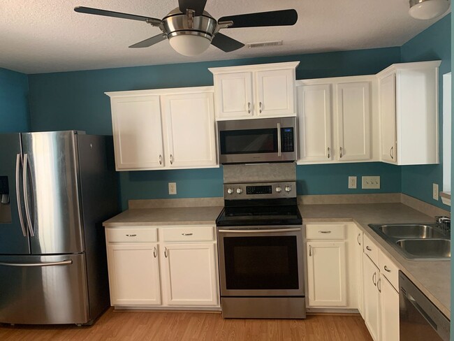 Building Photo - Beautiful 3 bedroom, 2.5 bath home located...