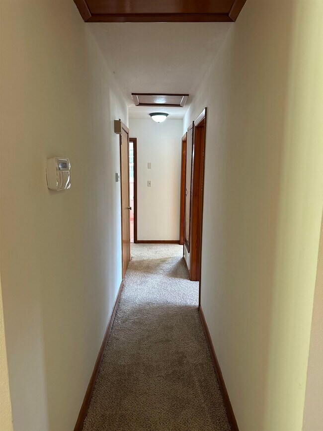 Building Photo - 1406 Devils Dip