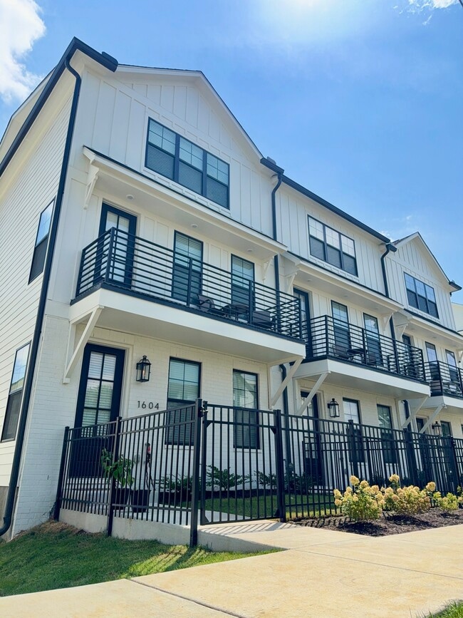 10th and Park - 10th and Park Apartments