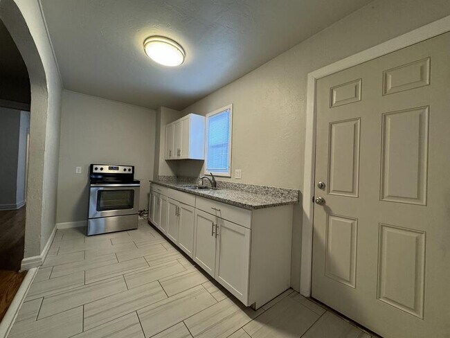 Building Photo - 3016 Northwest 19th Street Unit B - 1