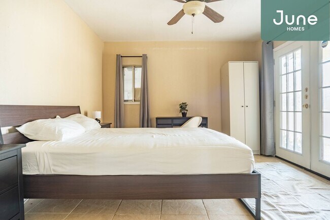 Building Photo - ROOM ONLY in 4-bed/2.0-bath Home