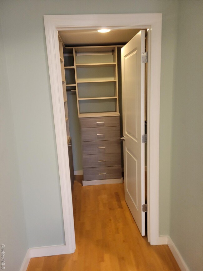 Foto del edificio - 143-20 Hoover Ave