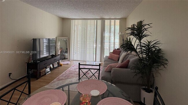 Foto del edificio - 9340 Lagoon Pl
