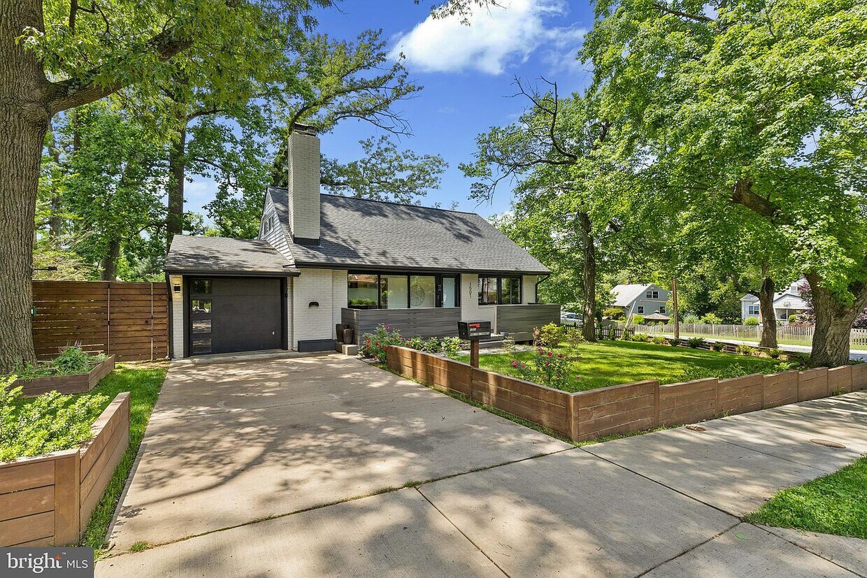 Primary Photo - 1501 Bradley Ave