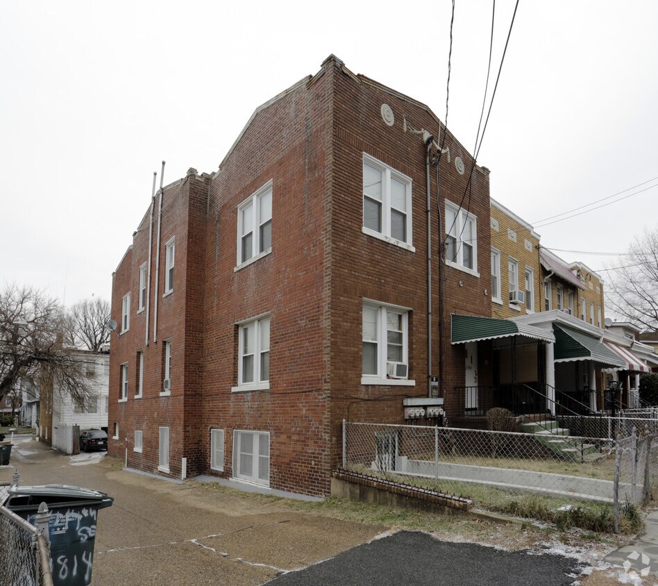 Foto del edificio - 1402 T St SE