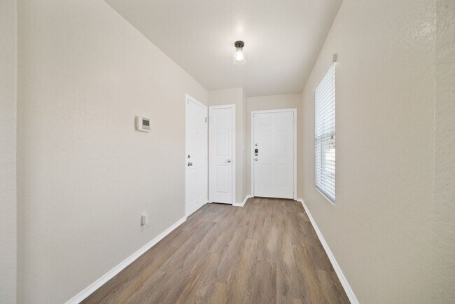 Building Photo - Charming Home Awaits: Spacious & Modern Li...
