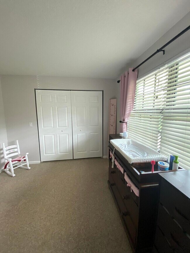 Building Photo - 425 N Cypress Dr