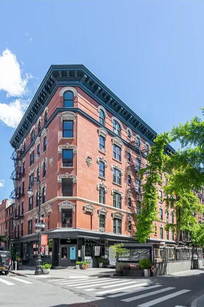 Building Photo - 117 Perry St