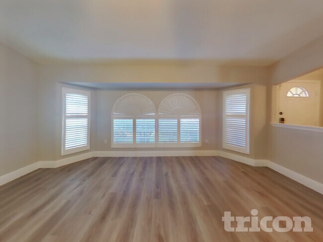 Foto del edificio - 27375 Deep Creek Blvd