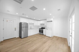 Building Photo - 308 N Catalina Ave