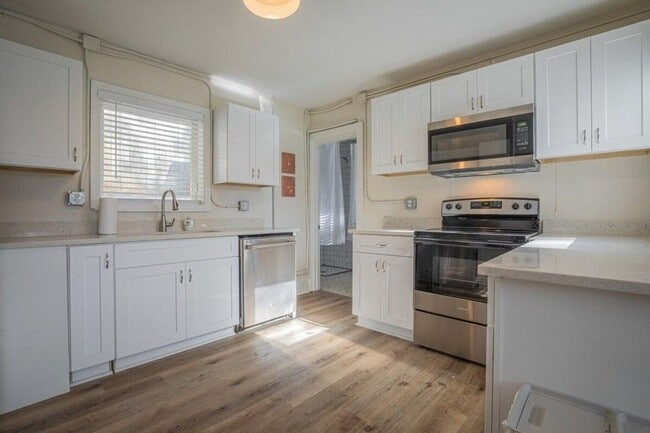 Building Photo - Fully Furnished 1BR Retreat in Prime Five Points Location