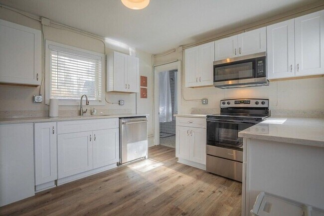 Foto del edificio - Fully Furnished 1BR Retreat in Prime Five Points Location