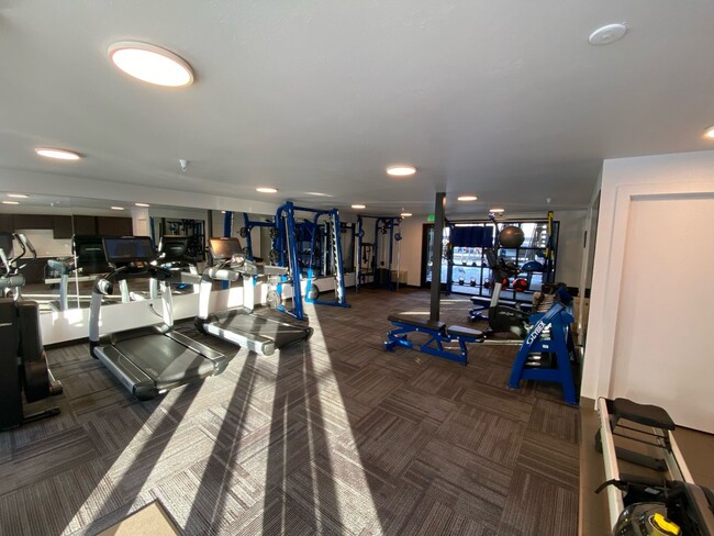 Building Photo - Top Floor-Gorgeous Unit Stunning Views-Luxury