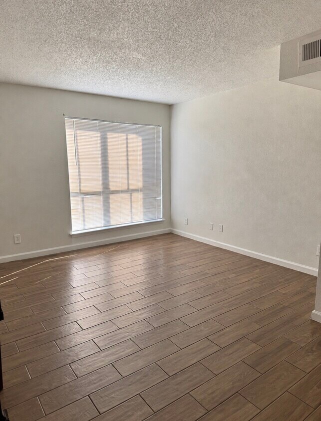 Foto del edificio - 6200 W Tidwell Rd