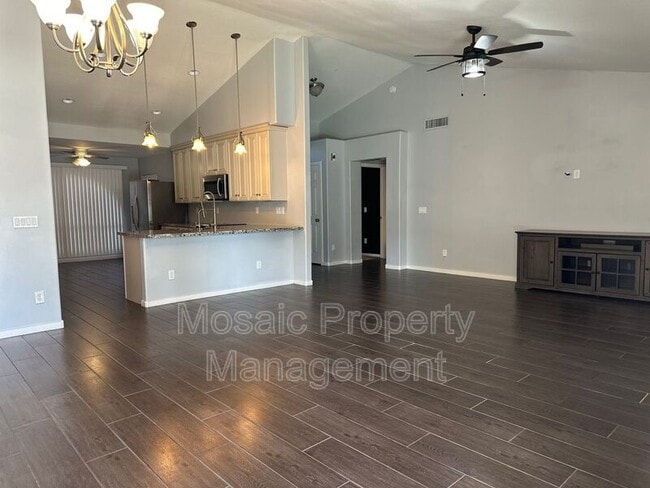 Building Photo - 411 N Leoma Ln