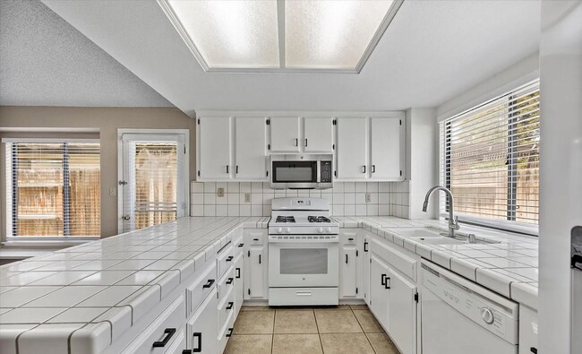 Building Photo - Beautiful Single Family Home in the Southwest