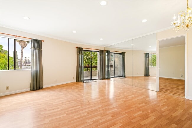 Foto del edificio - 1037 N Vista St