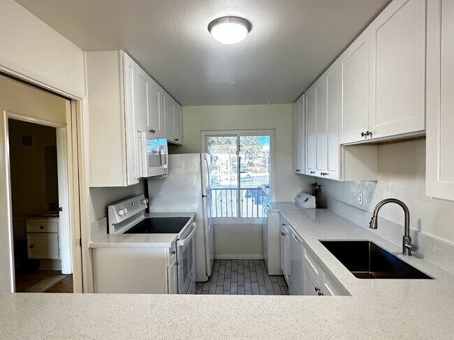 Foto del edificio - 4624 W Point Loma Blvd