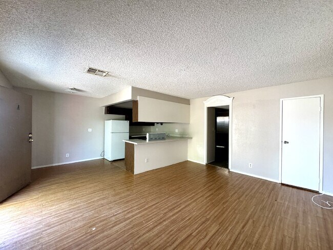 Foto del edificio - 2 bedroom 1 bath downstairs condo in Hende...