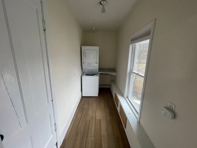 Building Photo - Spacious 3 Bedroom Unit