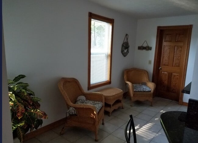 Sitting area in kitchen - 503 Chambers St