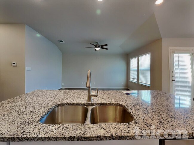 Foto del edificio - 5803 Zoey Wy